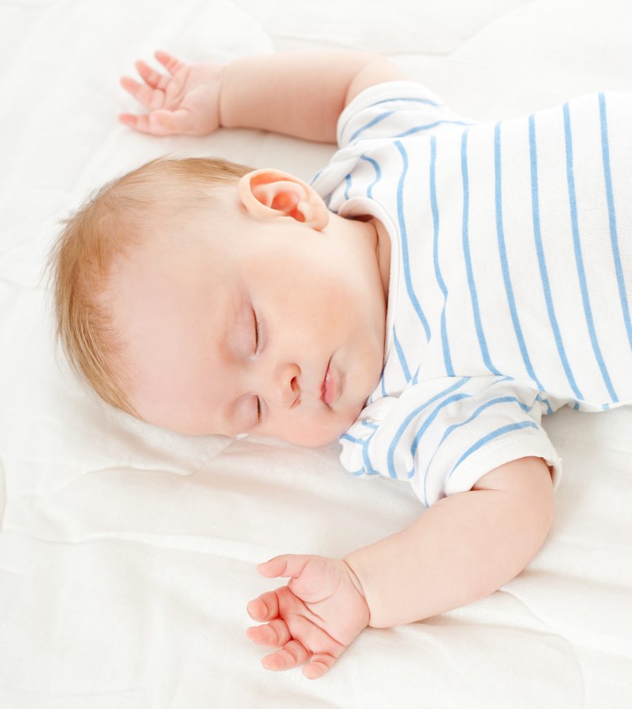 К чему снится новорожденный мальчик на руках. Фото новорожденных со спины. Спящий ребенок вид сверху. Слипинг для новорожденных фото. Sleepy Baby Armin\.